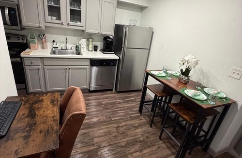 Braeswood Place Apartment | Modern Studio Apartment Pool & Gym Access Ideal for Relaxing Stays in Houston