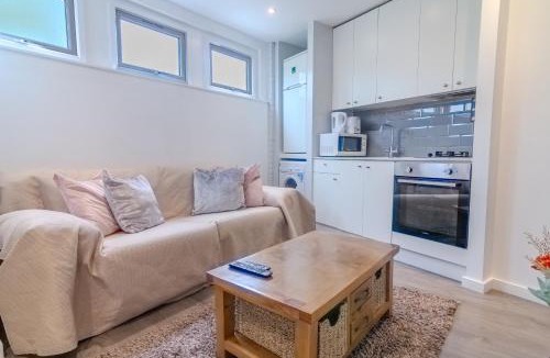 Whitefoot Apartment | Modern Studio Apartment with Free Wifi