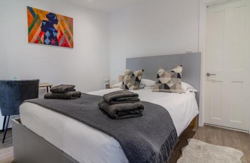 Whitefoot Apartment | Modern Studio Apartment with Free Wifi