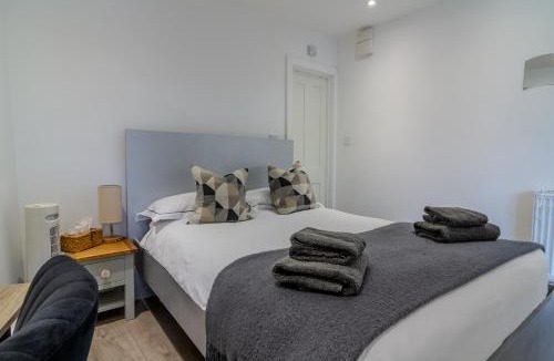 Whitefoot Apartment | Modern Studio Apartment with Free Wifi