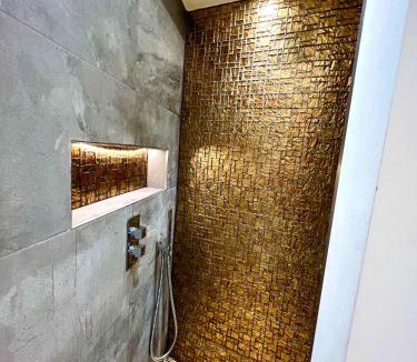 Whitefoot Apartment | Modern Studio Apartment with Free Wifi