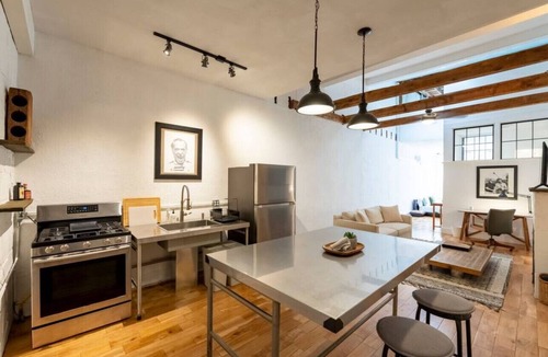 Geneva House | Modern Studio APT in The Heart of Downtown Geneva