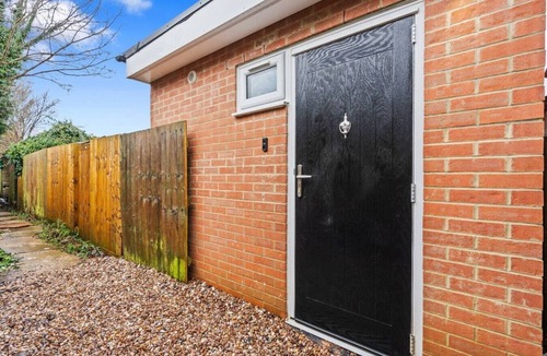 Banbury Apartment | Modern Studio Bungalow by Banbury Town Centre