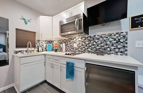 Austin Apartment | Modern Studio by Southpark Meadows | Walk to Park!