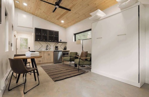 Grant Cabin | Modern Studio Cabin, Hike, Soak, Unwind for 2