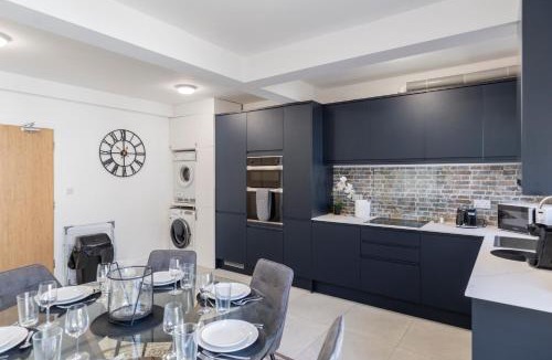 Edgware Apartment | Modern Studio Central Location Private Bathroom and shared Kitchen 2