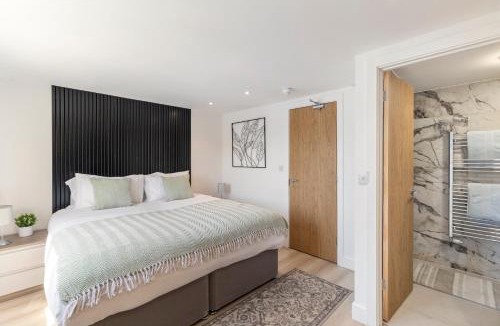 Edgware Apartment | Modern Studio Central Location Private Bathroom and shared Kitchen 2