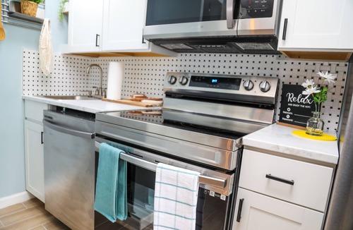 Southbank Cottage | Modern studio cottage with private patio and parking