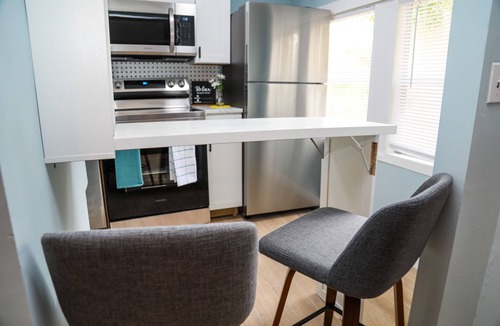 Southbank Cottage | Modern studio cottage with private patio and parking