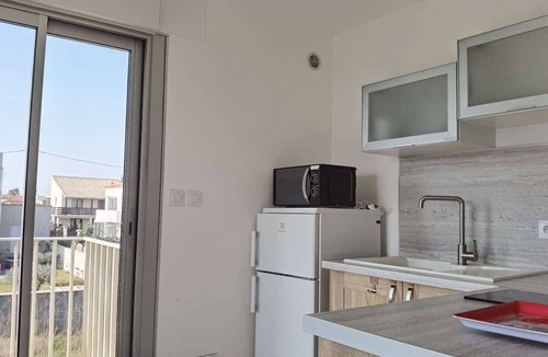 Marseillan Plage Apartment | Modern studio, close to beach and shops, sunny terrace