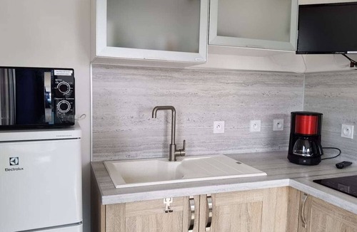 Marseillan Plage Apartment | Modern studio, close to beach and shops, sunny terrace