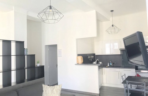 Auxerre Apartment | Modern studio, hyper city center