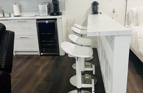 Magnolia Park Apartment | Modern Studio in Burbank
