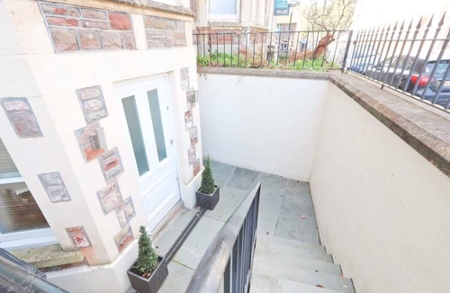 Clifton Apartment | Modern Studio in Desirable Clifton Area