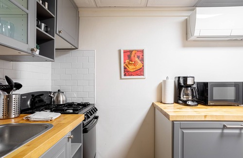 Kingston Apartment | Modern Studio in Downtown Kingston