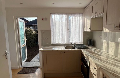 Greenford Broadway Apartment | Modern Studio in Greenford with Free WiFi & Parking