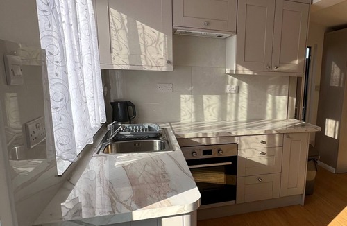 Greenford Broadway Apartment | Modern Studio in Greenford with Free WiFi & Parking