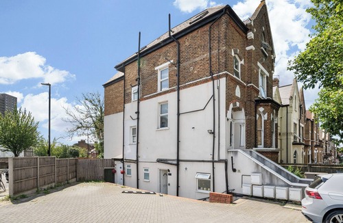 North Acton Apartment | Modern Studio in Leamington Park + Free Parking