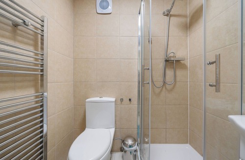 North Acton Apartment | Modern Studio in Leamington Park + Free Parking