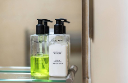 North Acton Apartment | Modern Studio in Leamington Park + Free Parking