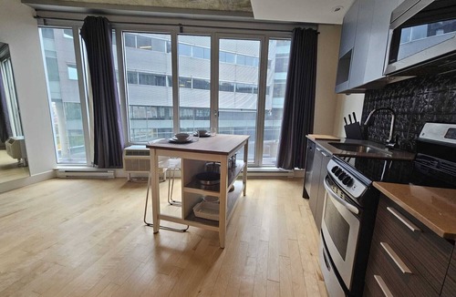 Cite Multimedia Apartment | Modern Studio in Ville-Marie, Steps from Old Port & Downtown