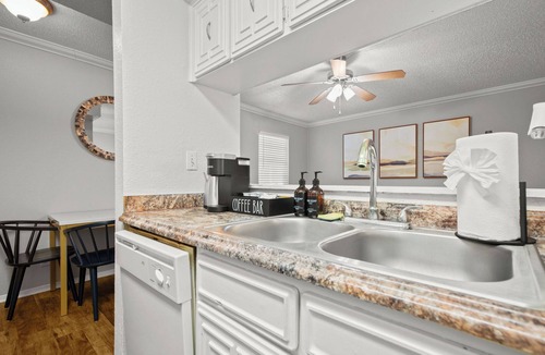 Brentwood Apartment | Modern Studio King Bed Downtown Austin near UT