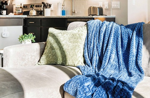 Golden Apartment | Modern Studio Mountain Views Private Patio