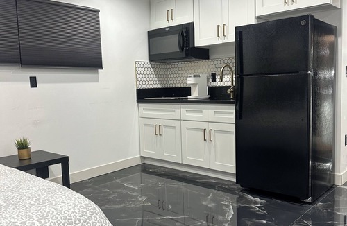 Del Aire Apartment | Modern Studio Near SoFi - Private Entry - Parking