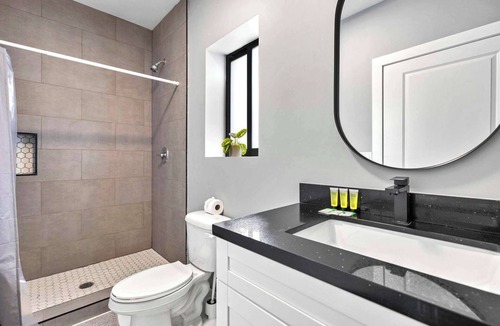 Allapattah Apartment | Modern Studio Near Wynwood & Design District