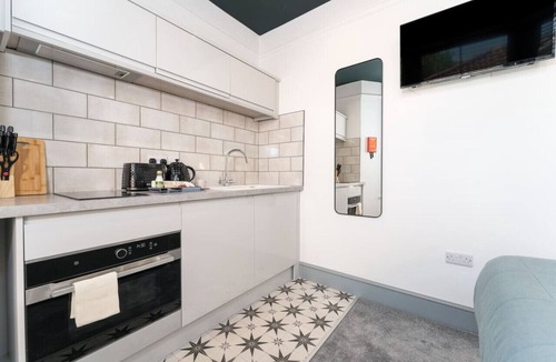 Southampton Apartment | Modern Studio Parking, Laundry & Fast Wi-Fi