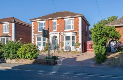 Southampton Apartment | Modern Studio Parking, Laundry & Fast Wi-Fi