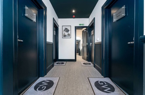 Southampton Apartment | Modern Studio Parking, Laundry & Fast Wi-Fi