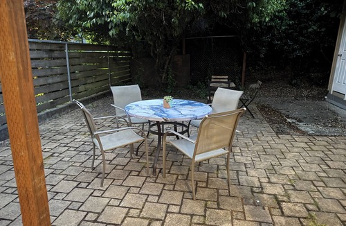 Squire Park Apartment | Modern Studio Prime Location Free Onsite Parking