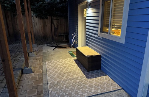 Squire Park Apartment | Modern Studio Prime Location Free Onsite Parking