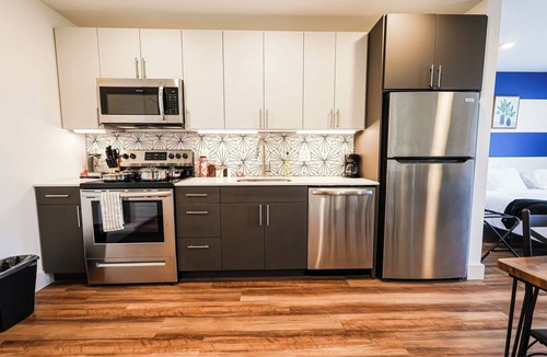 Brewerytown Apartment | Modern Studio QueenBed WiFi Gym