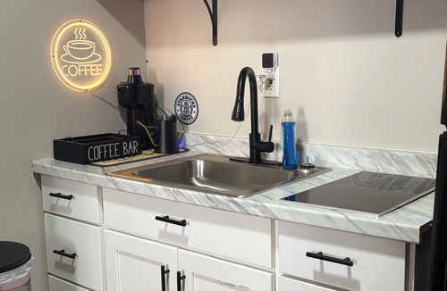 Cumbola Apartment | Modern Studio SmartTV, Coffee Bar & Rainfall Shower