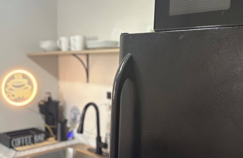 Cumbola Apartment | Modern Studio SmartTV, Coffee Bar & Rainfall Shower