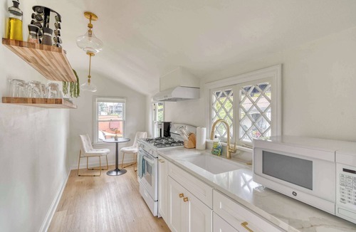 Sullivan's Gulch Apartment | Modern Studio - Sullivan’s Gulch - Walkable Stay