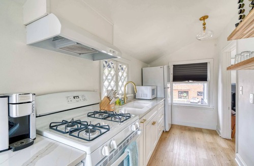 Sullivan's Gulch Apartment | Modern Studio - Sullivan’s Gulch - Walkable Stay