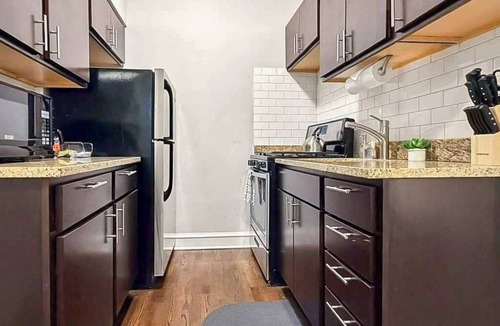 Hyde Park Apartment | Modern Studio Unit Near UChicago