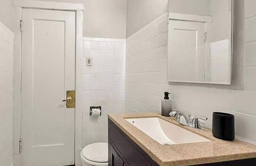 Hyde Park Apartment | Modern Studio Unit Near UChicago