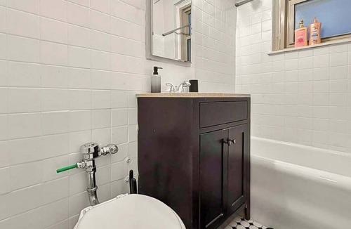 Hyde Park Apartment | Modern Studio Unit Near UChicago