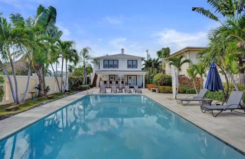 Mango Groves Apartment | Modern Studio w Kitchen and Pool at Lake Worth