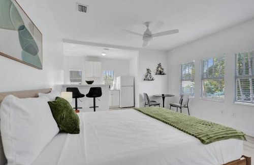Mango Groves Apartment | Modern Studio w Kitchen and Pool at Lake Worth