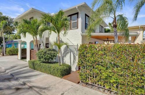 Mango Groves Apartment | Modern Studio w Kitchen and Pool at Lake Worth
