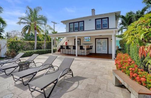Mango Groves Apartment | Modern Studio w Kitchen and Pool at Lake Worth