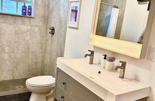 Downtown Zephyrhills Apartment | Modern Studio w/Private Bath, Fast Wi-Fi, Laundry