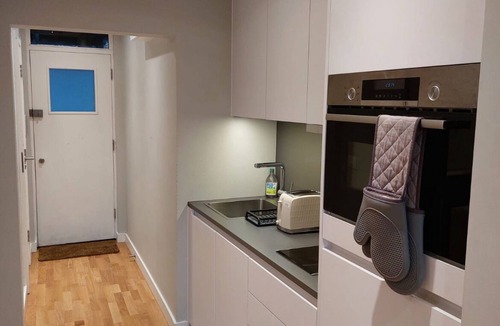 Southgate Green Apartment | Modern studio with high speed WiFi.