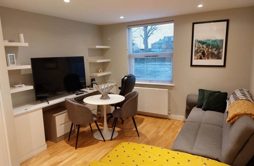 Southgate Green Apartment | Modern studio with high speed WiFi.