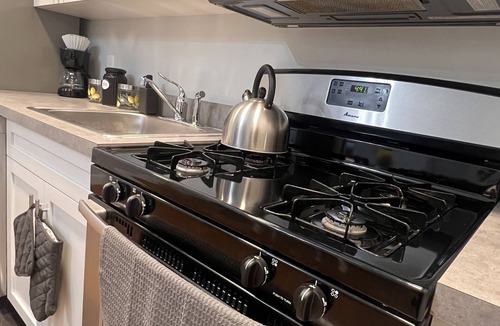 Norwalk Apartment | Modern studio with King bed -3 mins from downtown SONO